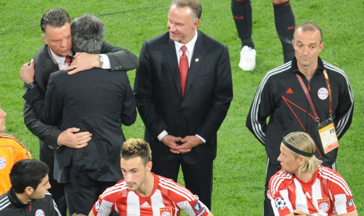 Louis van Gaal ja Jose Mourinho kallistavad 2010. aastal Bayerni ja Interi treeneritena