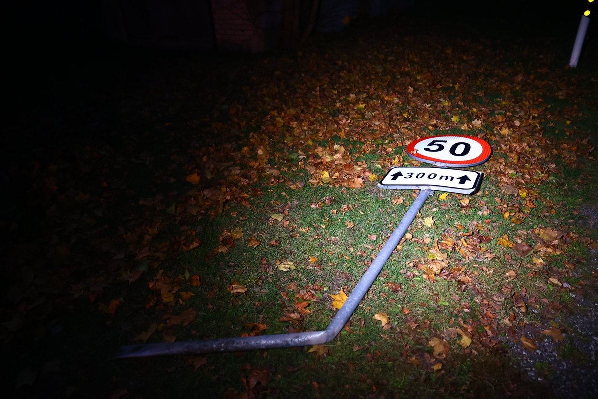 FOTOD | Tartumaal sõitis auto teelt välja vette, kaks inimest hukkus