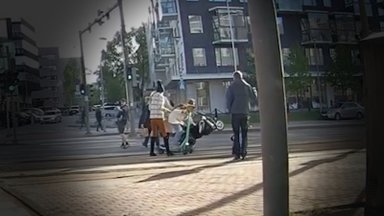 ВИДЕО | В Таллинне девушка на электросамокате наехала на женщину с детской коляской