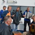 VIDEO: rahvas asus sildunud laevalt lahkumise asemel tuntud merelaulu laulma