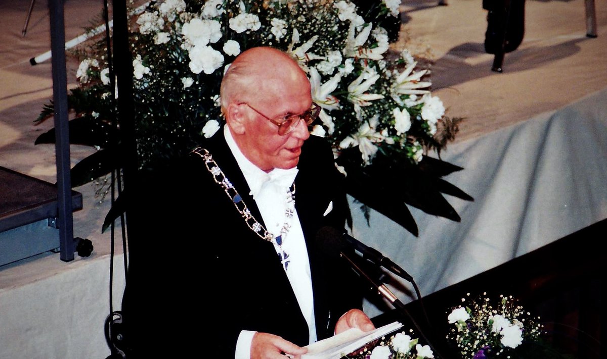 KÕRGE TEENETEMÄRK: Maarjamaa risti ketti kandis vastuvõttudel ka president Lennart Meri ise.