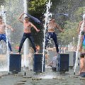 ФОТО и ВИДЕО: Свадьба, пиво, фонтаны, гей-активист и ОМОН — смотрите, как в России отметили день ВДВ
