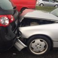 Päev liikluses: Viljandis sõitis Ford liiklusmärgile otsa ning paiskus vastu parkivat Volkswagenit, Tallinnas sai kahe auto kokkupõrkes viga naine