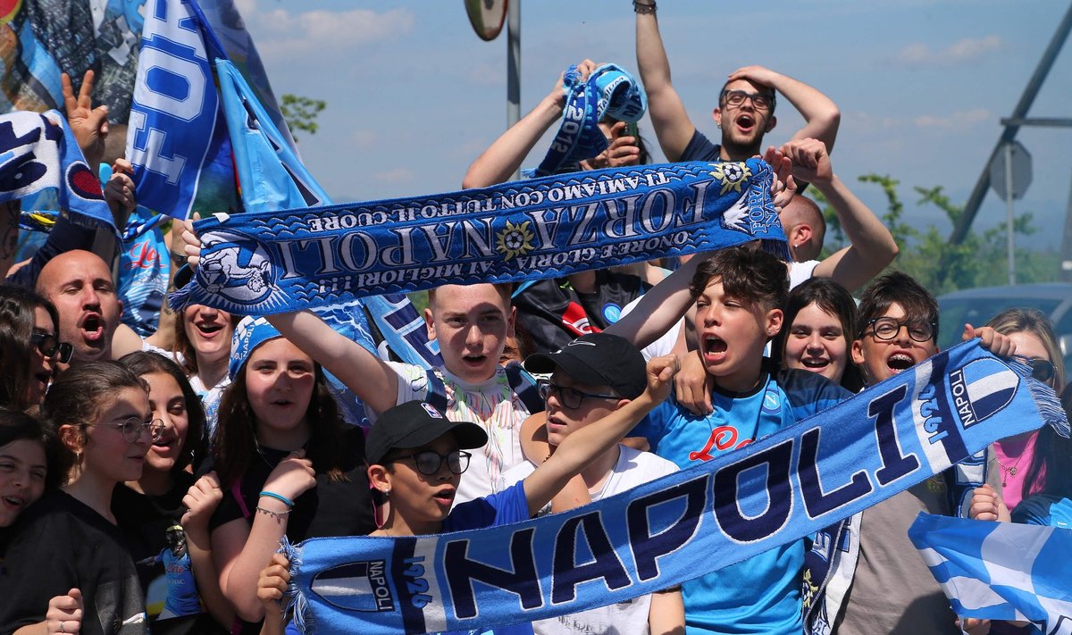 Napoli toetaja tegi klubi meistritiitli puhul sümboolse lennureisi.