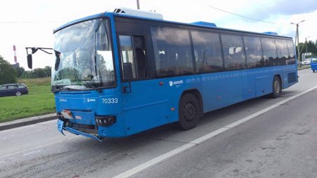 Purupurjus bussijuht tegi lapsitäis bussiga avarii