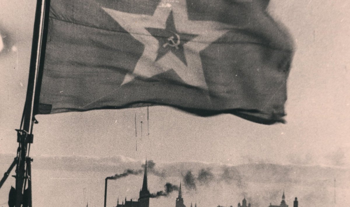 TARTU RAHU 20. AASTAPÄEV: Tallinna reidil asuvatelt Nõukogude laevadelt avati tuli õhukaitse treening­lennuki pihta.