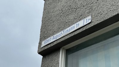 Не все адресные таблички на зданиях в Нарве заменены на новые после переименования улицы