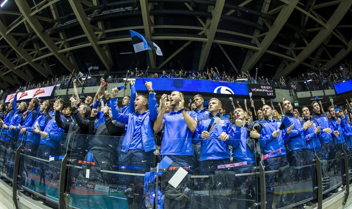 Eesti jalgpallikoondis tegi ilusa žesti ning tuli võrkpallureid toetama.