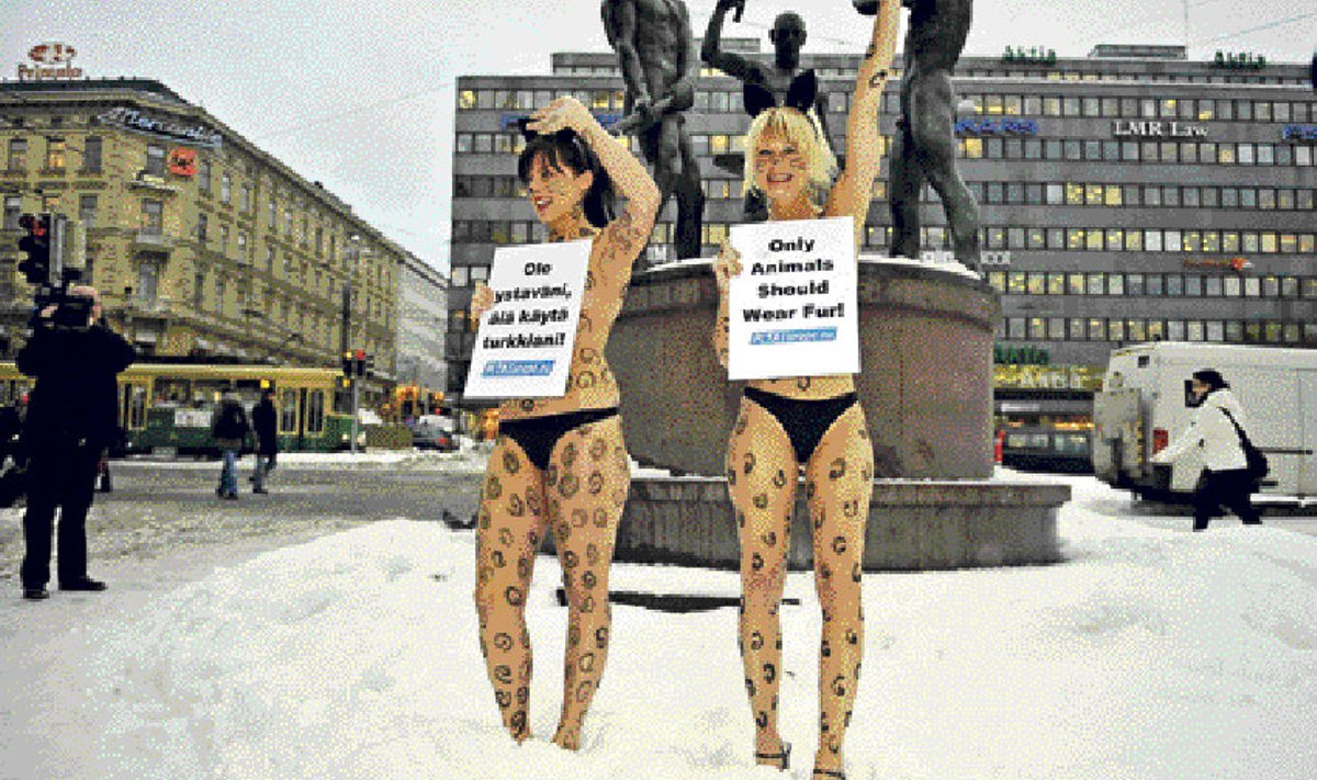 Loomade eetilist kohtlemist nõudvat aktivistid protestivad Helsingis karusnaha kasutamise vastu.