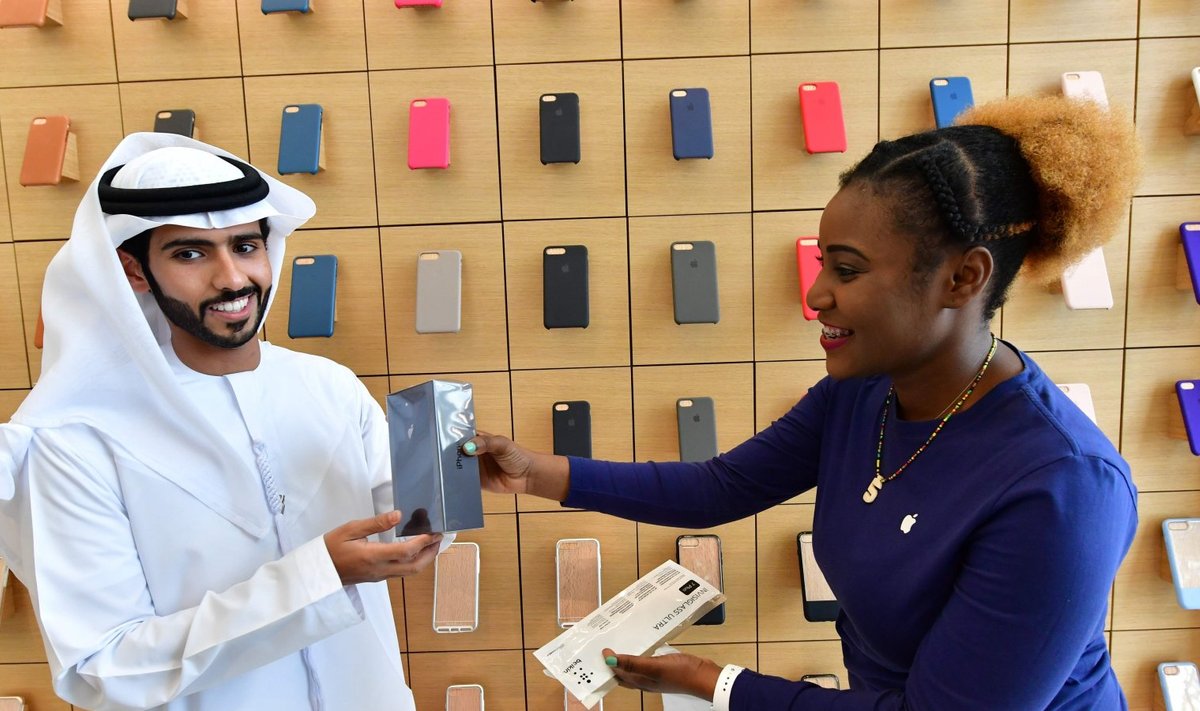 Üks esimesi iPhone 8 ostjaid Dubai Malli Apple'i poes