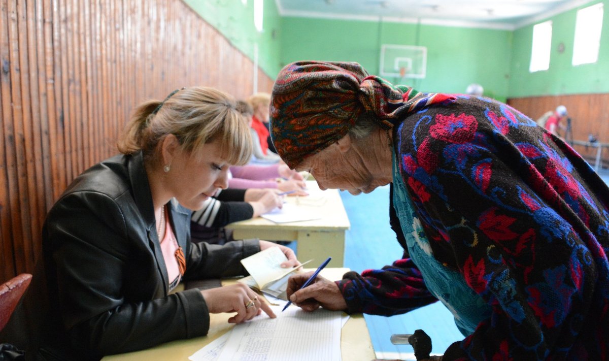 Donetsk and Lugansk regions hold referendum on self-determination