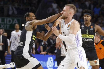 Kevin Punter löömas Dzanan Musat rusikaga näkku.