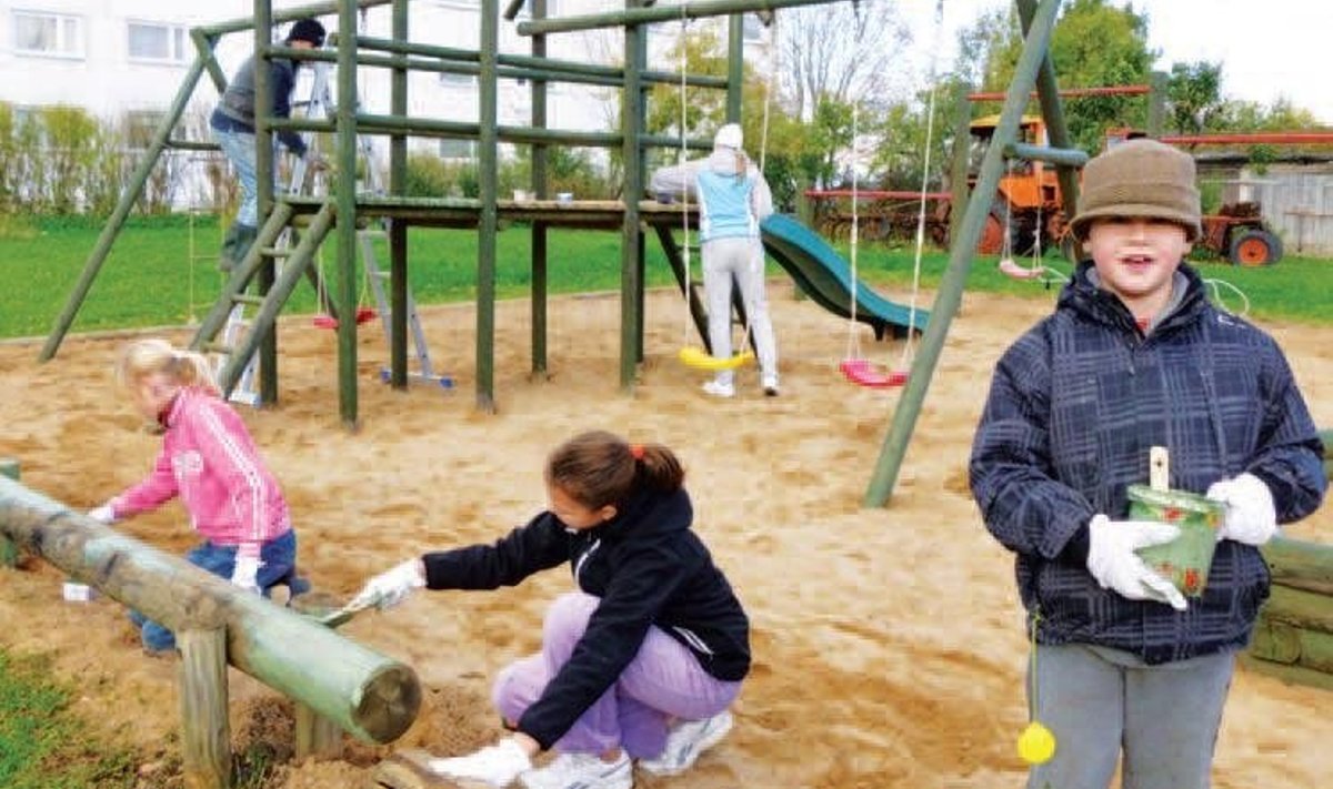 Lapsed lõid oma mänguväljaku korrastamisele innukalt kaasa. Foto: Piret Aavik