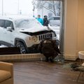 DELFI FOTOD: Tallinnas sõitis autojuht mööblipoodi sisse