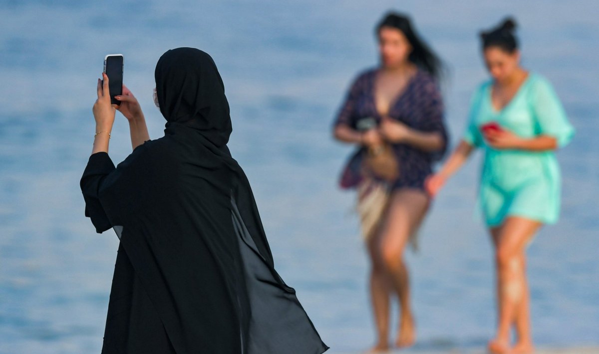 Kohalik naine ja turistid Dubai rannas. Välismaalaste ahvatlemiseks mõeldud seadused lihtsustavad ka Ühendemiraatide kodanike elu.