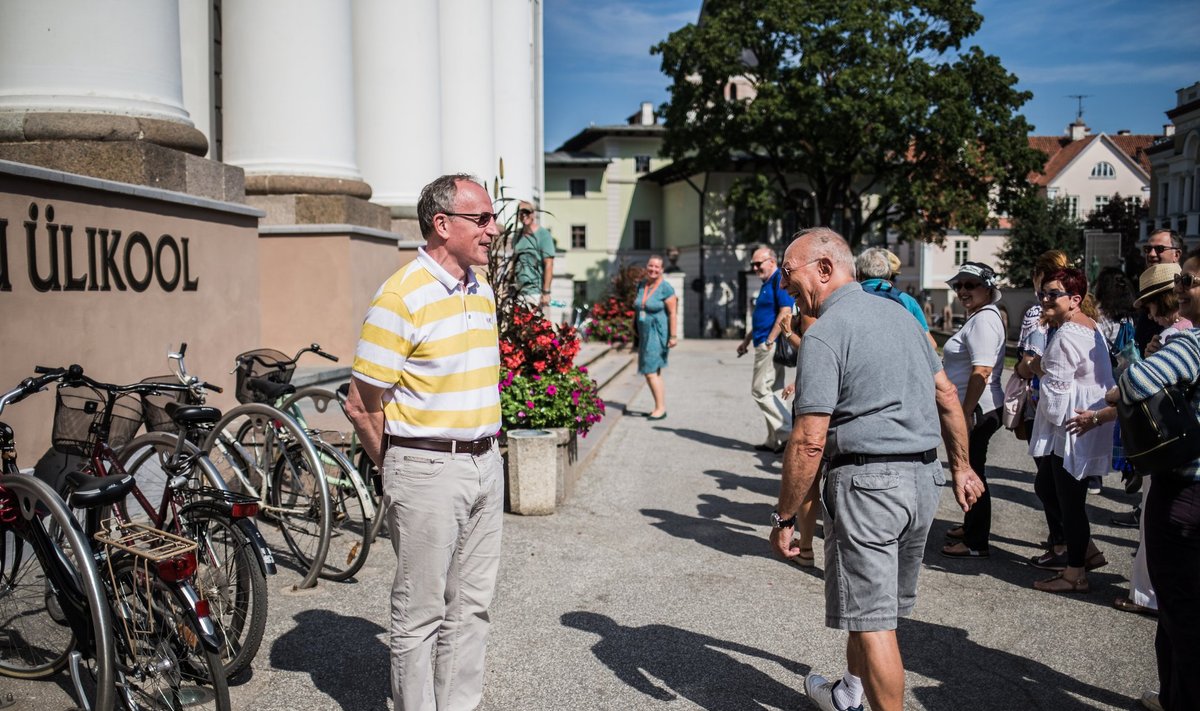 Välisturist õnnitles vastset Tartu ülikooli rektorit Toomas Asserit. Selgus, et ka Tartusse tulnud turistid teavad, et ülikoolil on uus rektor.