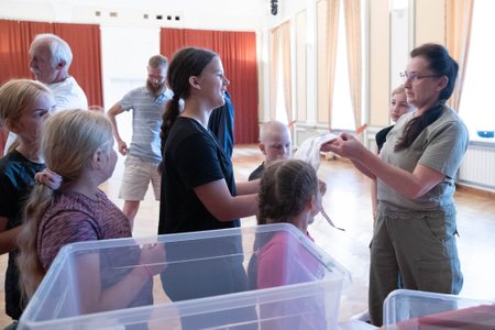 Pärliinede liider Leili Väisa jagas esmaspäeval Antslas tantsijaile vastseid trennisärke.