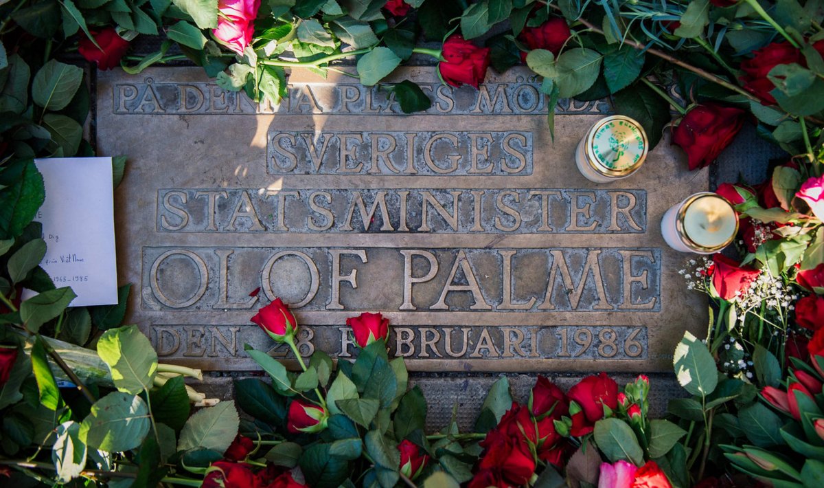 Lilled peaminister Olof Palme mõrvapaigas. Palme siiani lahendamata mõrvast saab 28. veebruaril juba 33 aastat
