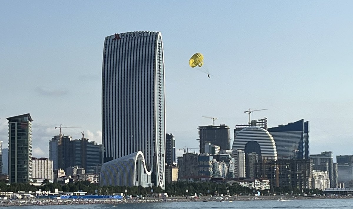 Batumi lummab oma eklektilise panoraamiga.