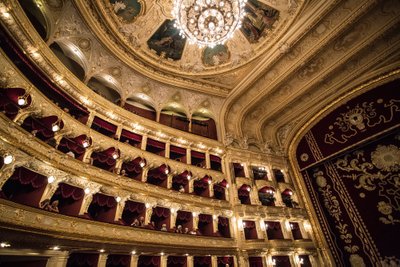 Ooperiteater on väga võimas ja luksuslik palee, mis sarnaneb suuresti Viini ooperiga. Teatrimaja on projekteerinud austria arhidektid ning avati 1887. aastal. Lavsatused ei jää interjöörile alla.