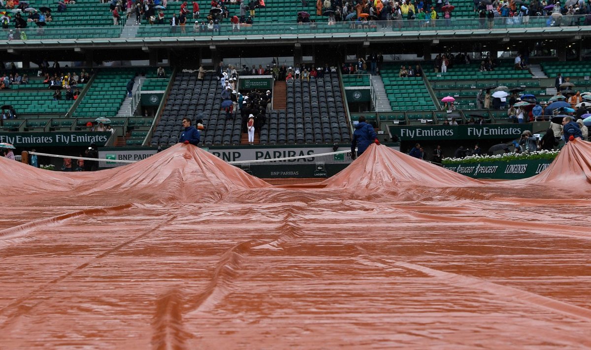 Kui vihma sajab, kaetakse Roland Garros’ peaväljak kattega.