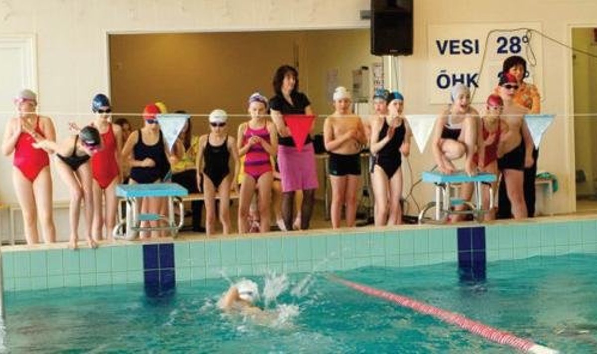 Klassijuhataja seisab õpilaste taga ka ujumisvõistlusel
