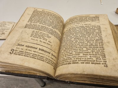 Oksjonilt 1000 euro eest ostetud raamat 19. sajandist „Lühhikenne ja selge Öppetus Küssimiste ja Kostmiste Sannadega“. 