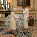 President Kersti Kaljulaid kandis kuninganna Elizabeth II-ga kohtumisel kodumaist disaini