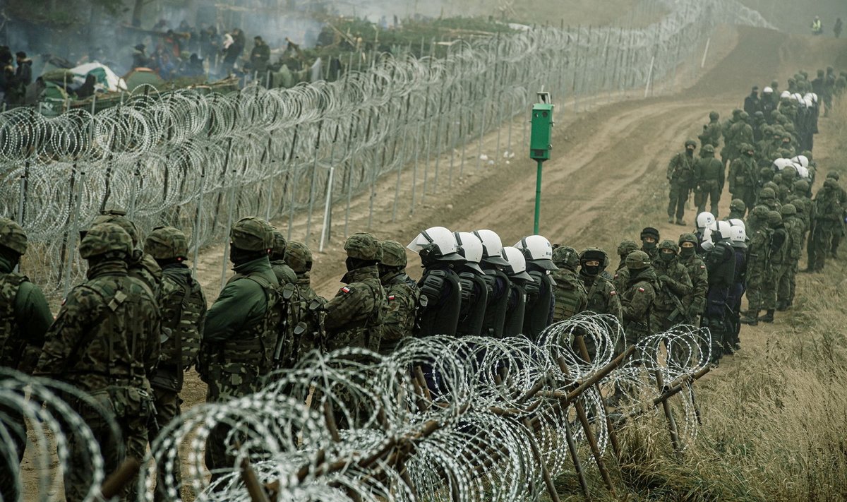 Poola sõdurid ja politsei on rivistatud üles piiri kaitsma.