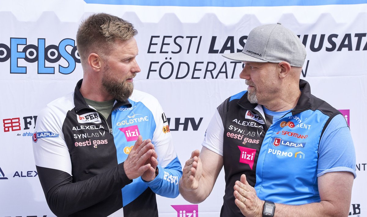 KAKS PEATREENERI MATERJALIST MEEST: Uus laskesuusakoondise peatreener Stefan Lindinger (paremal) ja tema abikäsi Karel Viigipuu (vasakul).