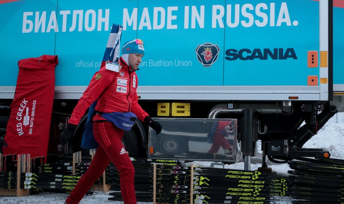Venemaa laskesuusataja Aleksei Volkov koondise bussi ees.