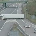 VIDEO: Leedu rekkajuht oskas Briti maanteel korraliku segaduse tekitada