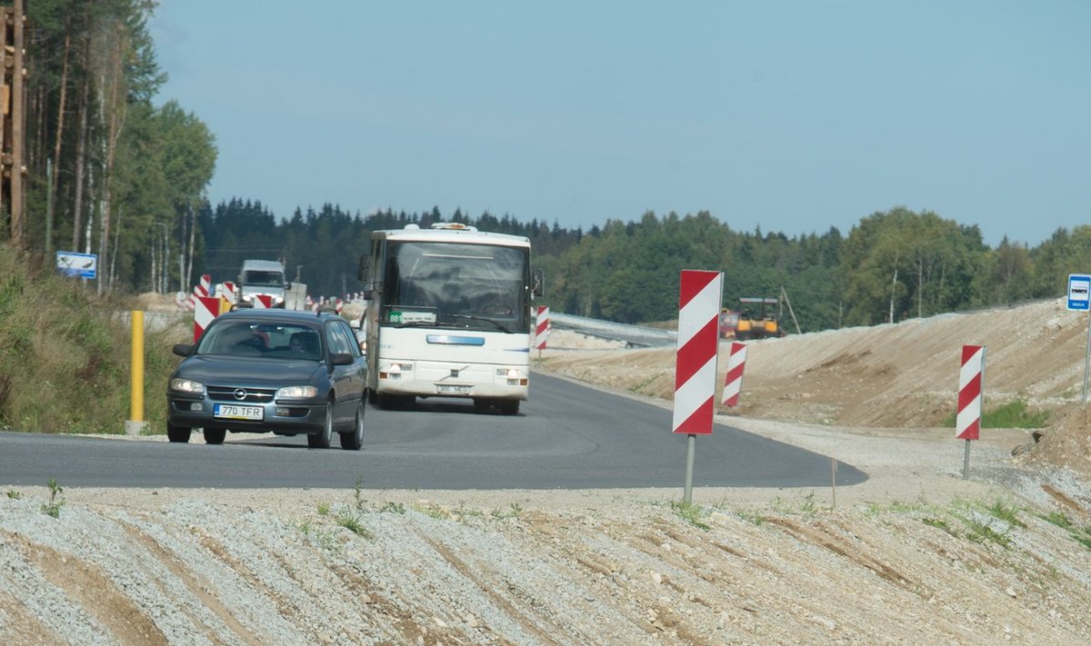 Õigel ajal oli lõpetatud Mäo liiklussõlme ehitus, Koseni viiv lõik sai neljarajaliseks kaks aastat hiljem.