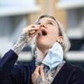 В пунктах платного тестирования на коронавирус теперь и взрослые могут сдать образец с помощью жидкости для полоскания горла