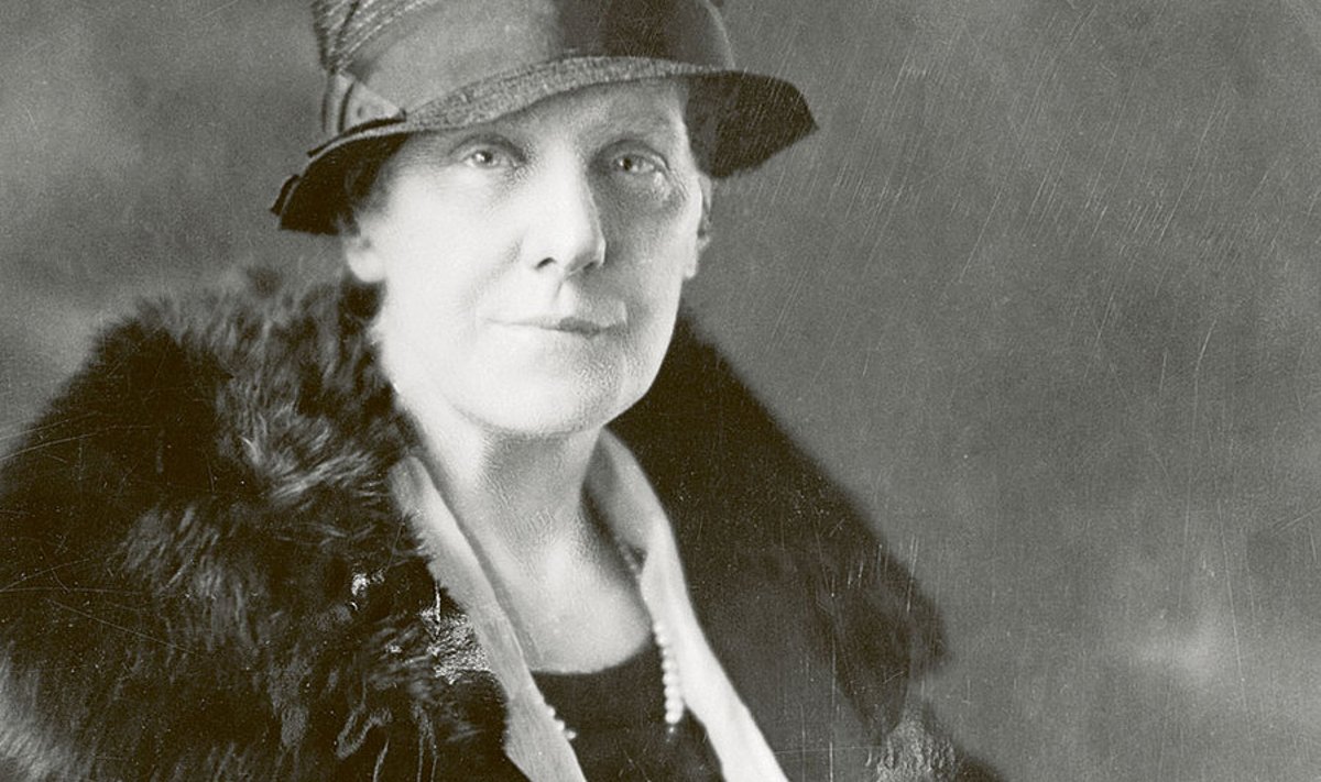 Vanatüdrukuks jäänud Anna Jarvis (1864–1948) kibestus emadepäeva äriks muutmise üle  ning nõudis endale selle tähtpäeva autoriõigust. Kord pisteti ta sellega seoses koguni pokri.