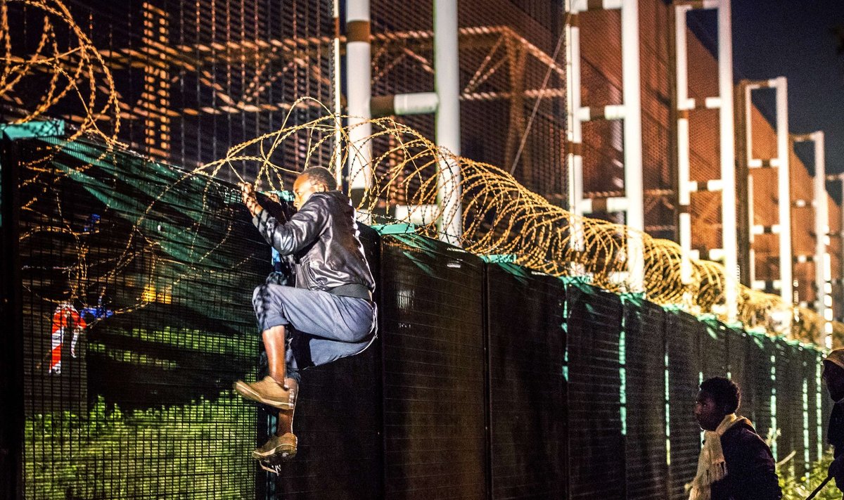 Okastraadist hoolimata ja öö varjus püüavad põgenikud jõuda üle turvatarade Eurotunnelini.