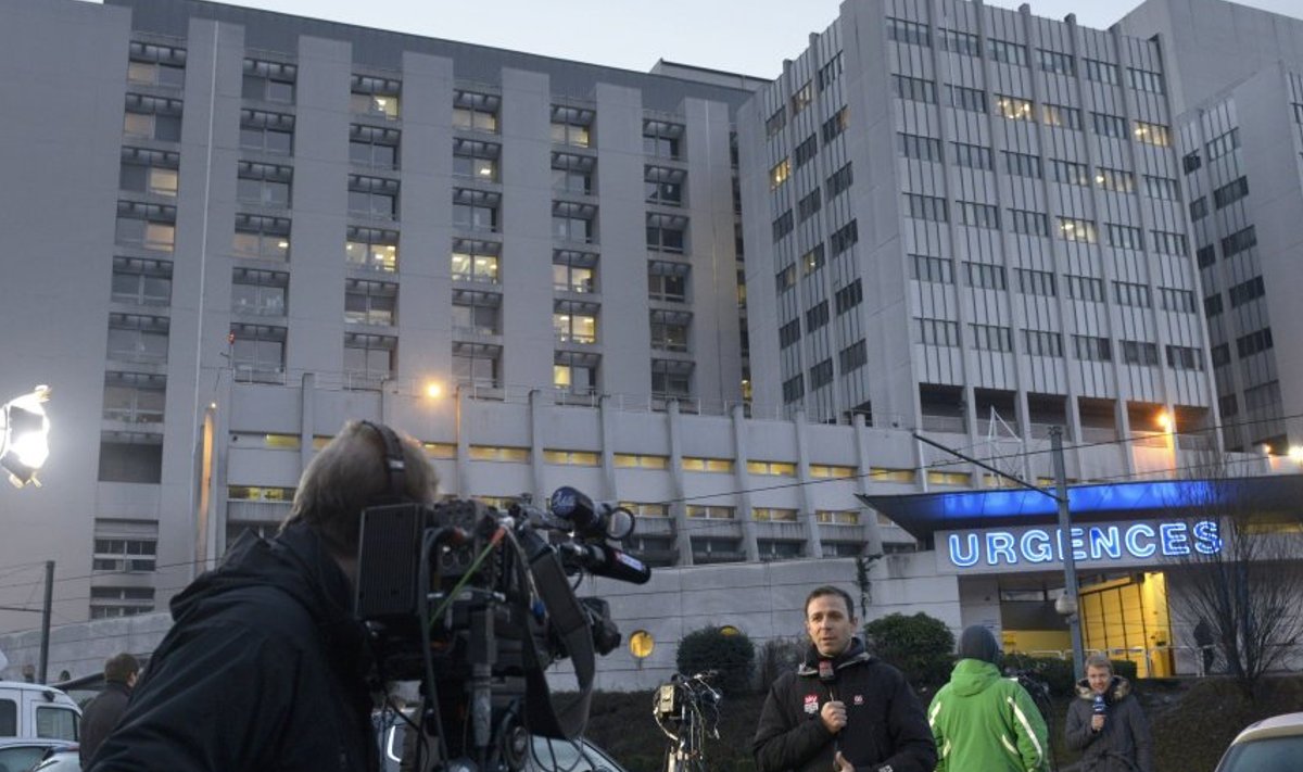 Reporterid ja telekaamerad Grenoble'i haigla ees.