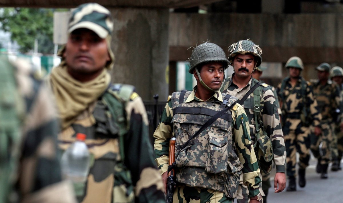 India sõdurid Srinagaris patrullimas