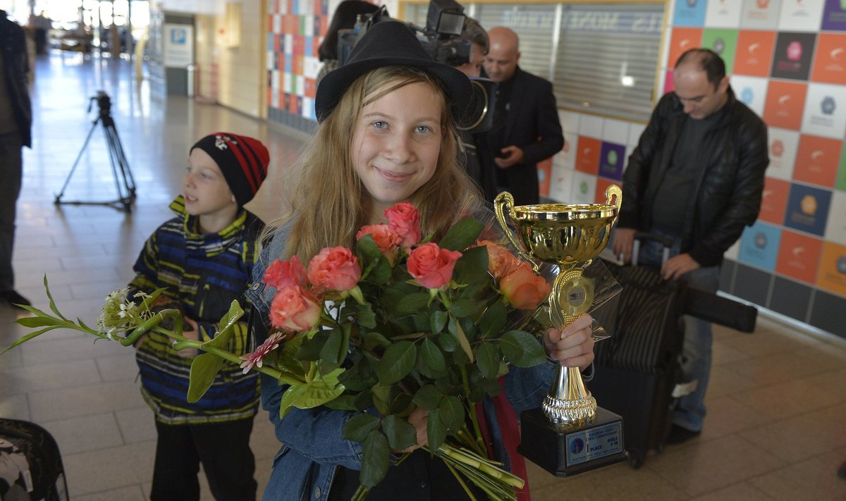 Lähedased-tuttavad-sõbrad uputasid Mai Narva lennujaamas lillemerre.