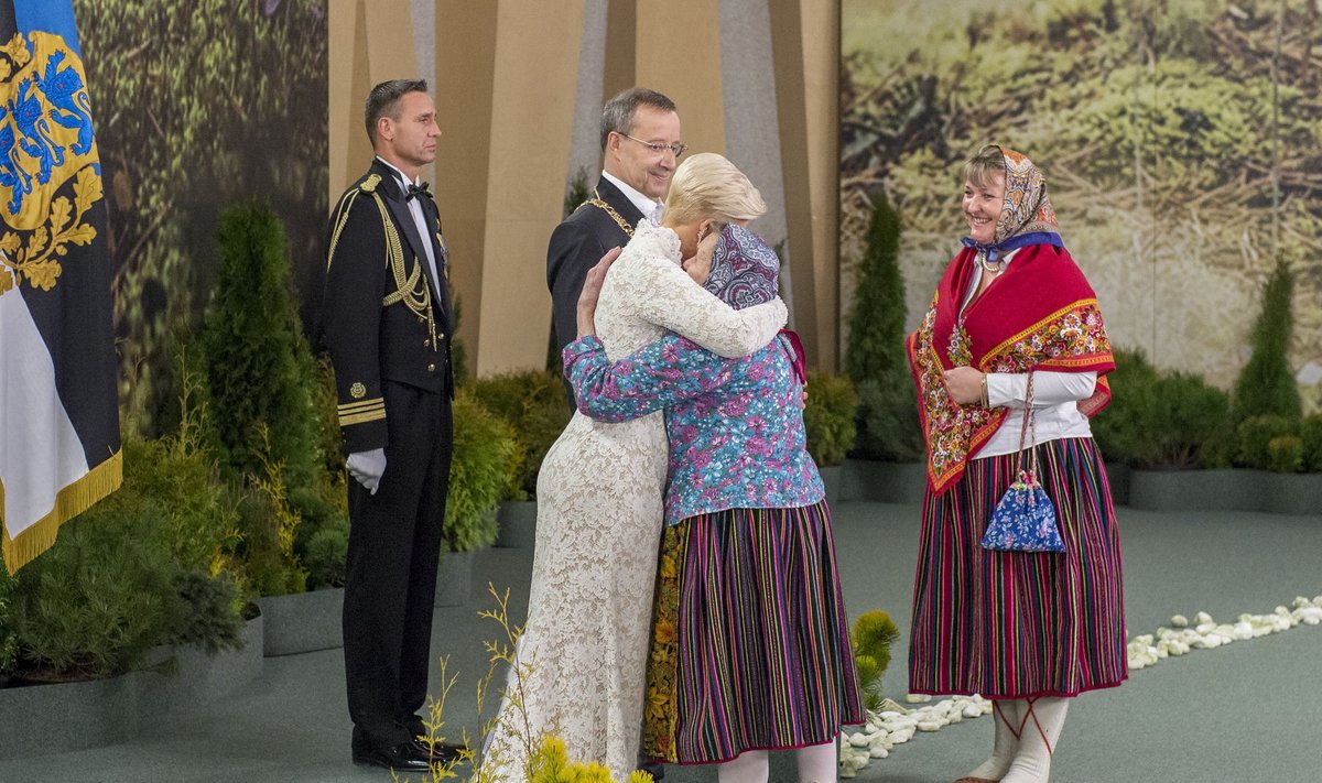Kihnu Virve kallistas kätlemisel presidendipaari