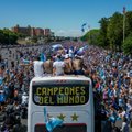 VIDEO | Argentina jalgpallikoondise võiduparaad jäi hullunud fännide tõttu pooleli
