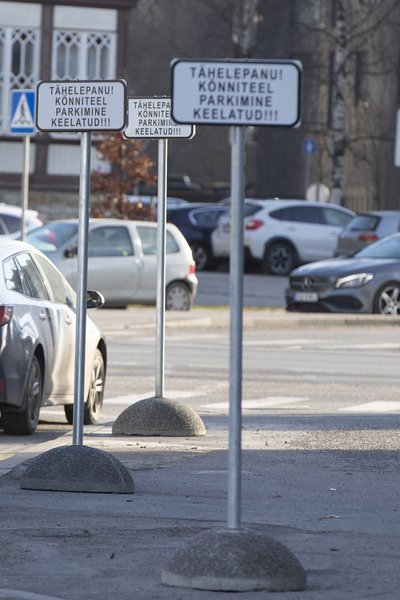 KORDAMINE ON TARKUSE EMA VÕI PEAB LINN KESKERAKONDLASI ERITI TUHMIDEKS? Keskerakonna juhitav Tallinna linn on sättinud Keskerakonna peakontori ette lausa kuus silti, et kõnniteel ei tohi parkida.