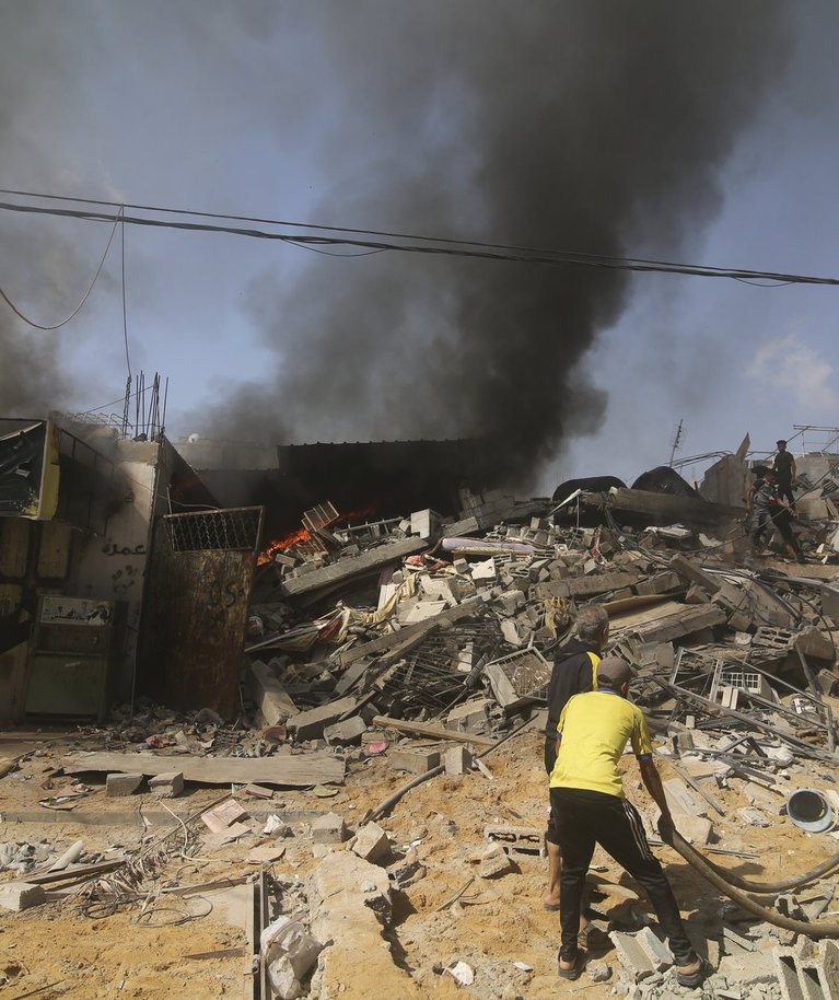 Gaza pommitamine jätkub vaheajata. Pildil esmaspäevase õhulöögi tagajärjed sektori lõunaosas, kuhu Iisrael soovitab elanikel suunduda.