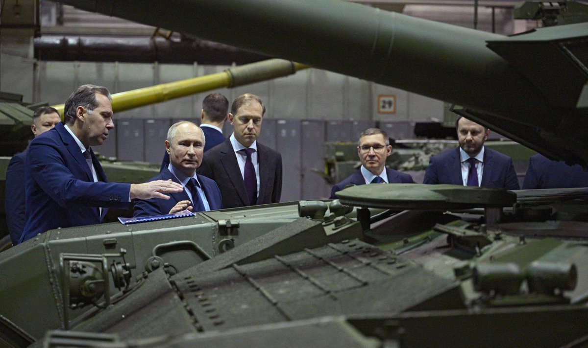 Venemaa režiimi juht Vladimir Putin tankitehases. Tankiga majandust ei edenda