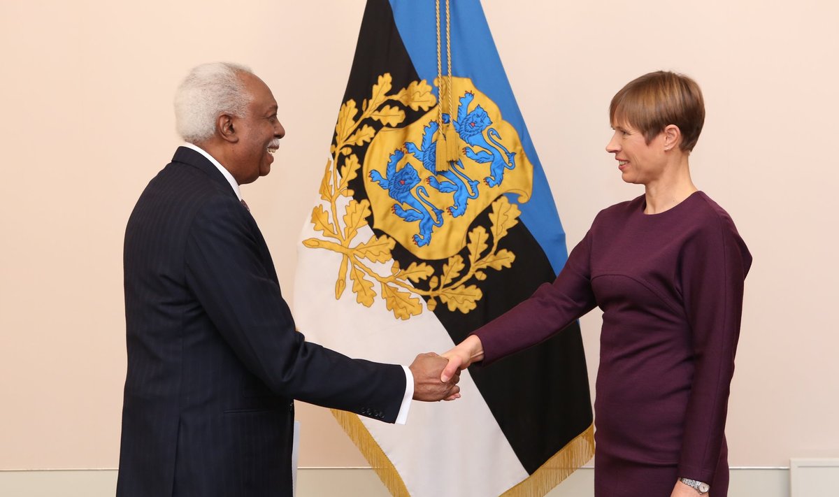 Londonis resideeriv Guyana Kooperatiivse Vabariigi suursaadik Frederick Hamley Case andis Eesti presidendile Kersti Kaljulaidile 24. jaanuaril üle oma volikirja