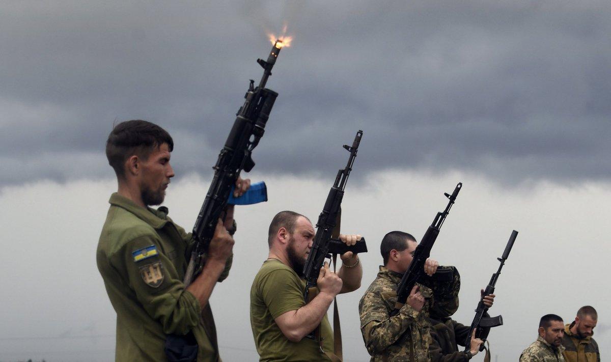 Украинские военные прощаются с погибшими однополчанами