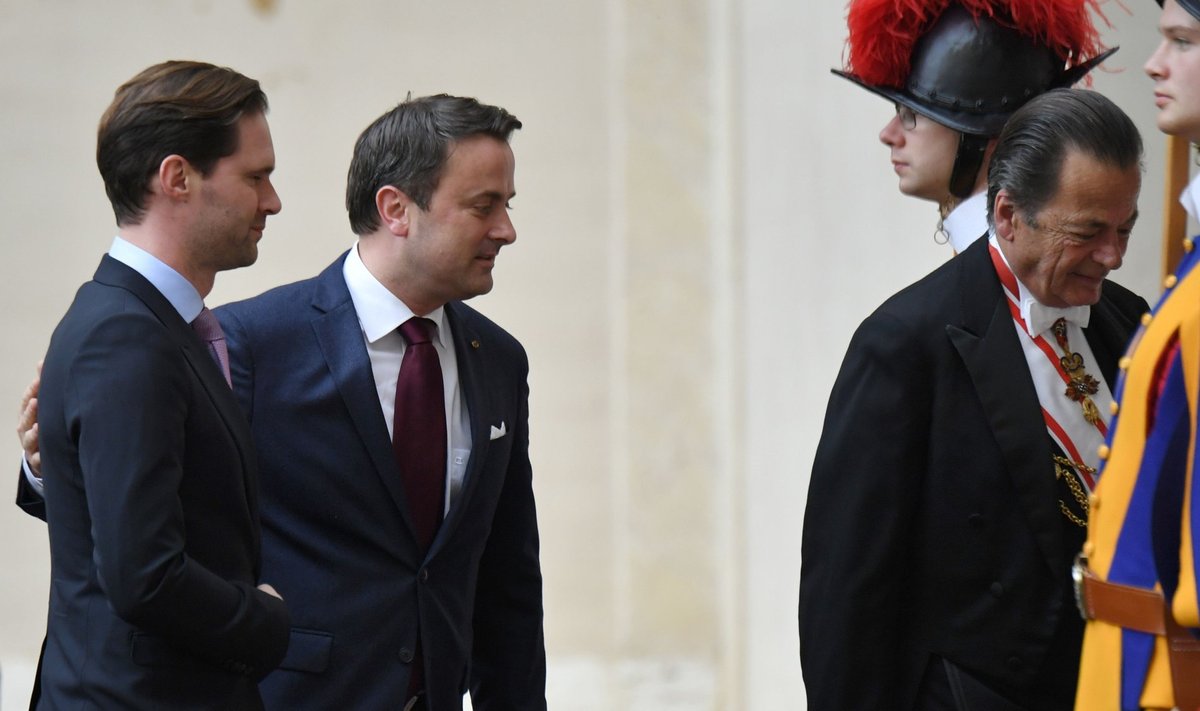 Luksemburgi peaminister Xavier Bettel (keskel) aprillis abikaasaga Vatikani külastamas.