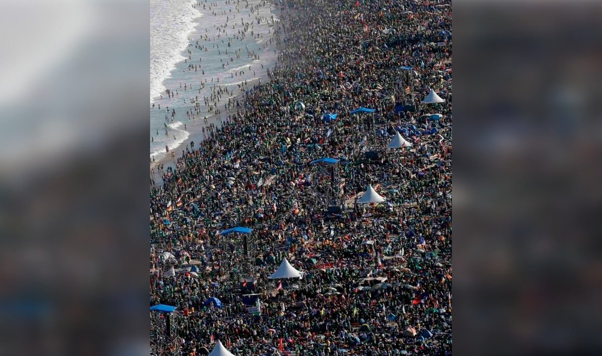 В Сети широко разошлось это изображение пляжа с толпами людей.