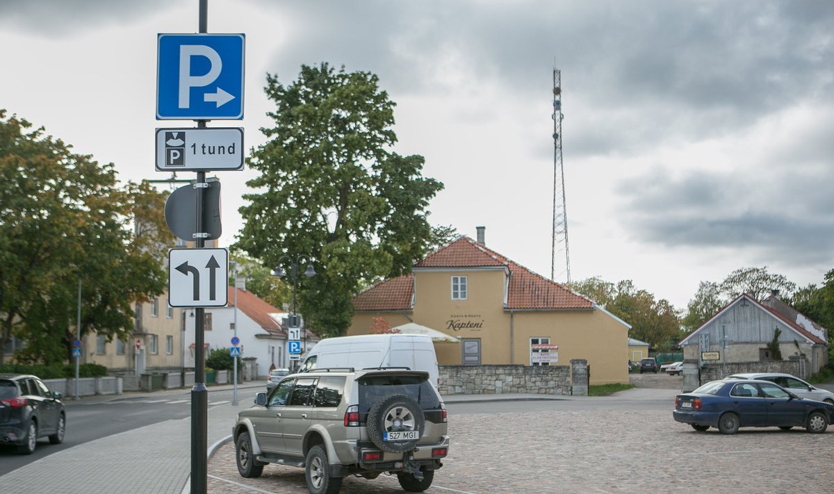 Neljapäeval paigaldati Tallinna tn 25 ees oleva parkla teiste märkide juurde ajalimiit.