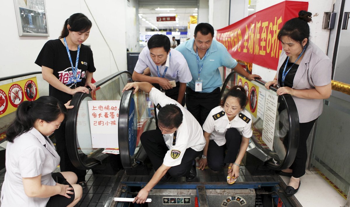 Tehnojärelevalve ametnikud eskalaatorit kontrollivad Yongchuanis. Eelmisel aastal registreeritud 49 õnnetusest 21 puhul tunnistati põhjuseks kasutajate eksimus, kaheksa puhul eskalaatori või lifti rike.
